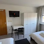 Dutti's - A L 2 L 4 Beds L Tv L Wifi L Kitchen L Parking L Autobahn Appartement *